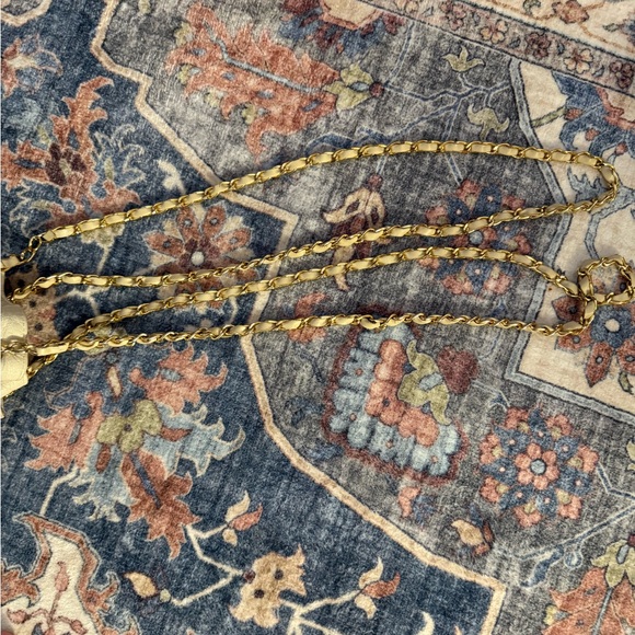 CHANEL Cream Shoulder Bag with Gold Chain - Picture 7 of 8